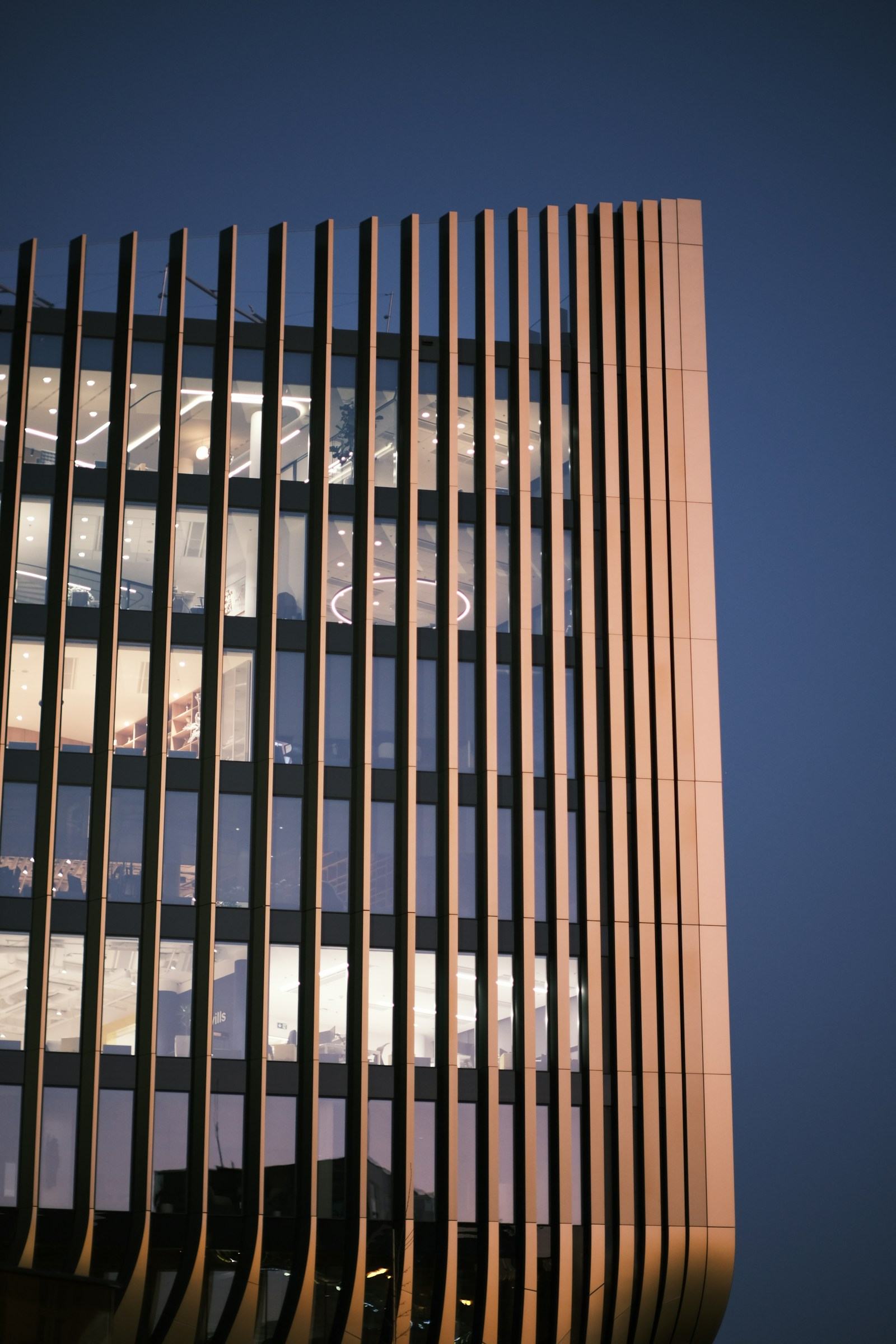 Fachada de un edificio corporativo al atardecer