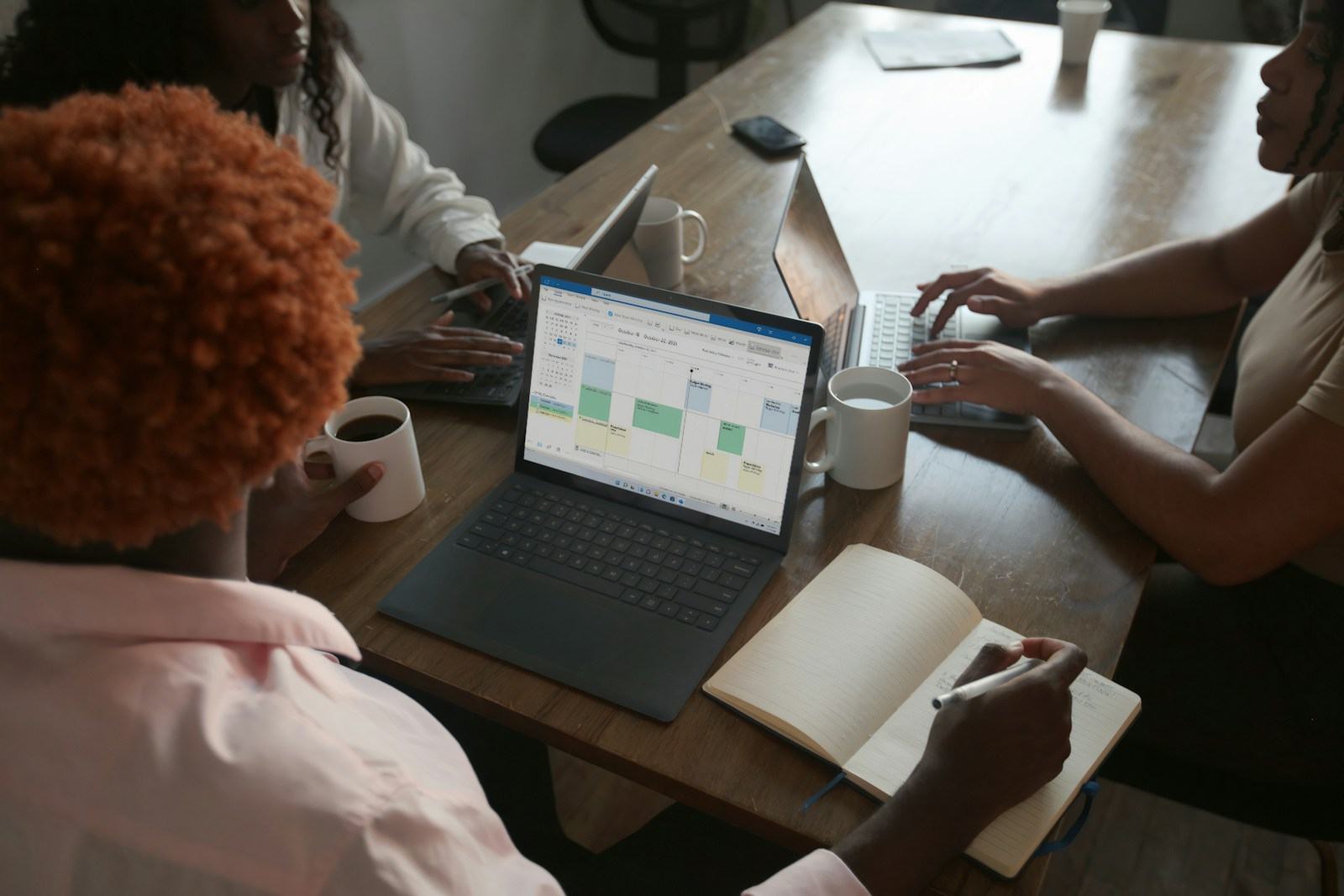Equipo revisando el avance semanal de un proyecto en una laptop